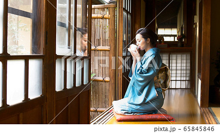 着物姿でお茶を飲む女性 着物姿でお茶を飲む女性 65845846