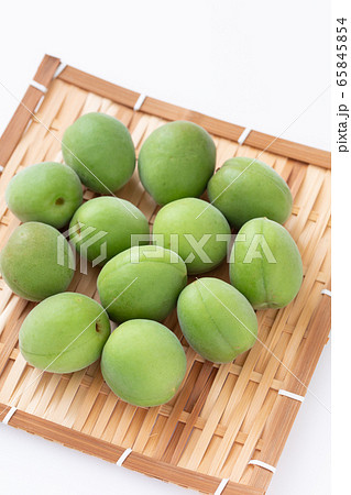 青梅　梅酒作り　竹ザルにあけたたくさんの梅 65845854