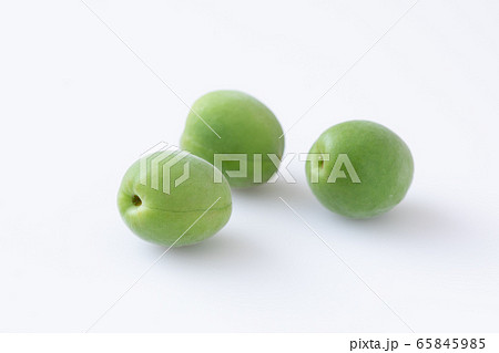 青梅　梅を３つ並べた様子 65845985