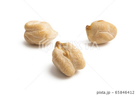 chickpeas isolated chickpeas isolated 65846412