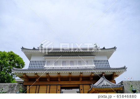 御楼門と広大に広がる大空 65846880