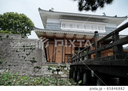 橋の先に見える御楼門の入口 65846882