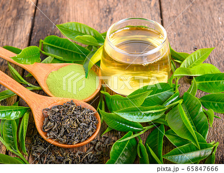 dried green tea leaf and powder on wooden 65847666
