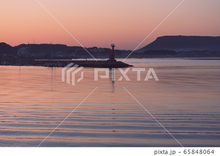 夕暮れの港から望む屋島 65848064