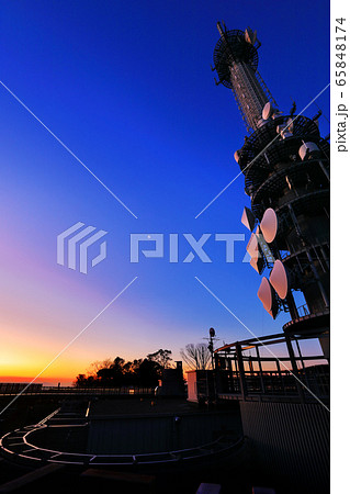 夕暮れの電波塔 65848174