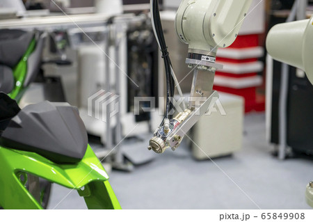 The painting robot spray the green color. The painting robot spray the green color. 65849908