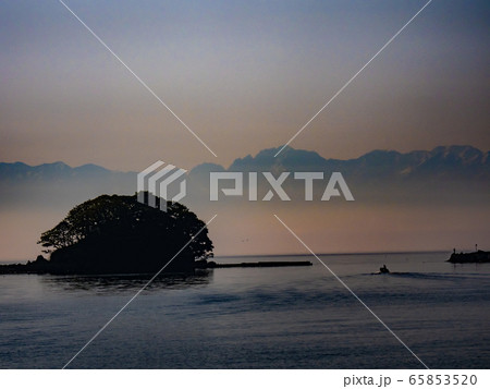 海霧に霞む立山連峰 65853520