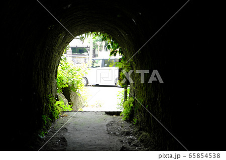穴の中から外を見るイメージ素材 穴の中から外を見るイメージ素材 65854538
