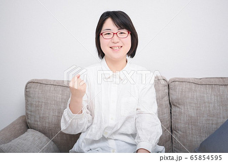 ガッツポーズをする女性 65854595