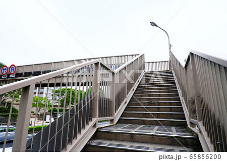 安全に移動できる歩道橋 65856200