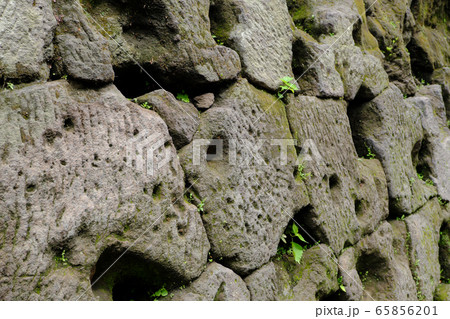 石に空いた無数の丸い穴 石に空いた無数の丸い穴 65856201