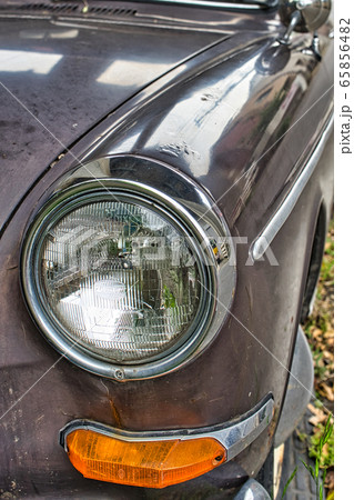 スポーツカーのヘッドライト 65856482