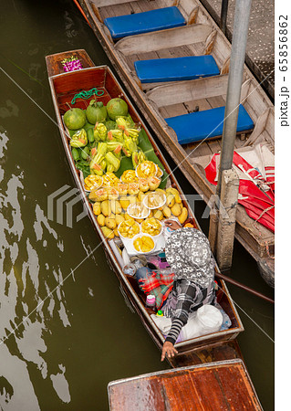 Damnoen Saduak floating market in Ratchaburi near Bangkok, Thailand 65856862