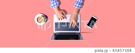 Woman using a laptop computer 65857308