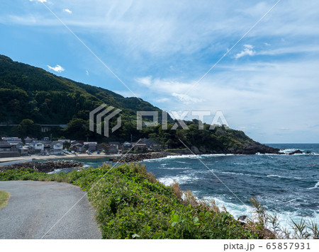 奥能登の海沿いの町の風景 10月の輪島市の日本海側 奥能登の海沿いの町の風景 10月の輪島市の日本海側 65857931