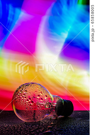 【写真】水に濡れた電球 65858005