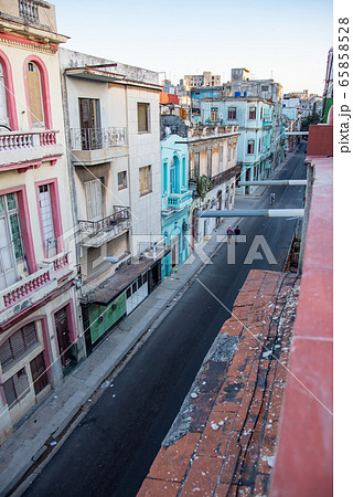 キューバ ハバナの町並み 道路を見下ろす キューバ ハバナの町並み 道路を見下ろす 65858528