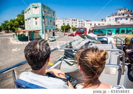 キューバ　ハバナの町並み　二階建てバスからの眺め 65858685
