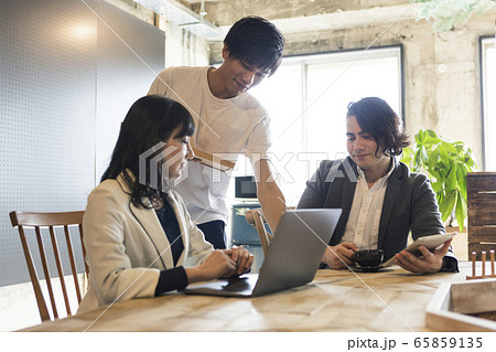 カフェで仕事をする男女 65859135