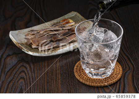 焼酎ロックとアタリメ 焼酎ロックとアタリメ 65859378