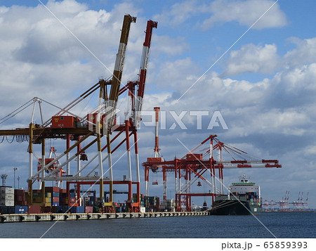 神戸ポートアイランドでコンテナ積み込み作業中の貨物船 65859393
