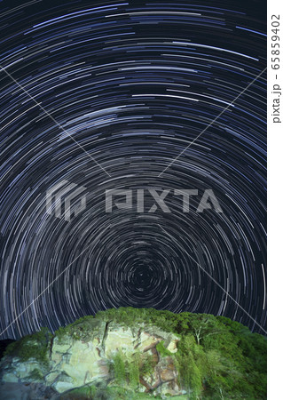 空巡る星とライトアップされた奇岩 65859402