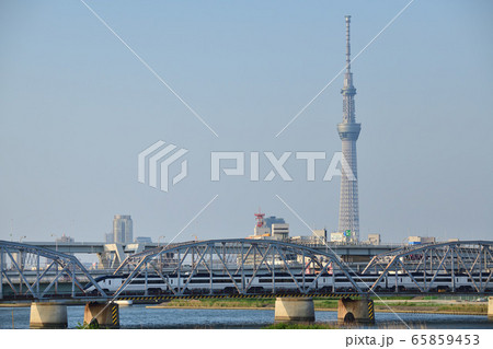 スカイツリーと荒川橋梁を渡る京成スカイライナー 65859453