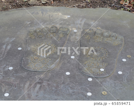 香川県仲多度郡多度津町 海岸寺奥院の佛足石 香川県仲多度郡多度津町 海岸寺奥院の佛足石 65859471