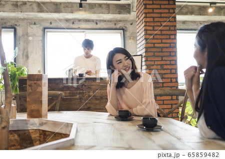 カフェで休憩する女性 65859482
