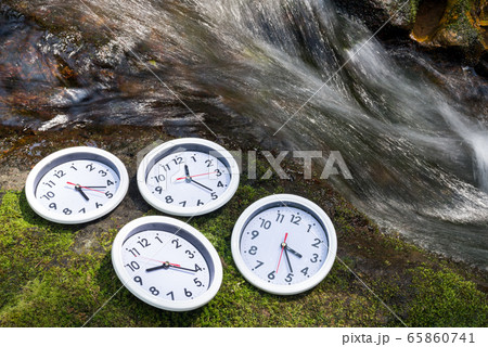 沢の脇の苔の上の4つの掛け時計 沢の脇の苔の上の4つの掛け時計 65860741