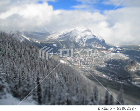 カナダ バンフ 雪景色 ジオラマ風 カナダ バンフ 雪景色 ジオラマ風 65862537