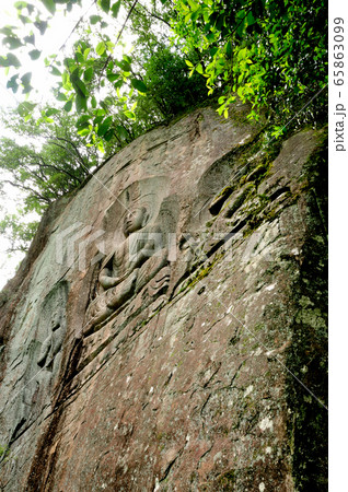 磨崖三尊の大石仏(奇絶峡) 65863099