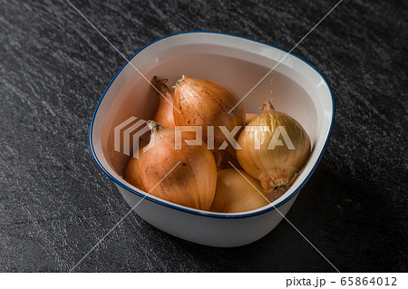 小さな玉ねぎ　Small cute onion type (Pecorus) 65864012