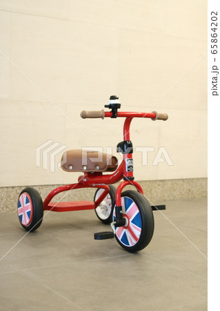 三輪車 子供 イギリス ロンドン 赤 かわいい の写真素材