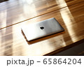 PC　オフィス　休憩　昼下がり　デスク 65864204