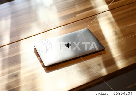 PC オフィス 休憩 昼下がり デスク PC オフィス 休憩 昼下がり デスク 65864204