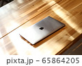 PC　オフィス　休憩　昼下がり　デスク 65864205