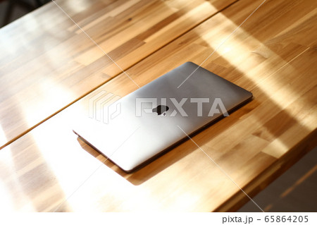 PC　オフィス　休憩　昼下がり　デスク 65864205