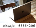 PC　オフィス　休憩　昼下がり　デスク 65864206