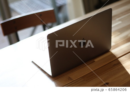 PC　オフィス　休憩　昼下がり　デスク 65864206