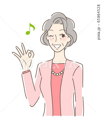 笑顔でOKサインを出す女性 65864528