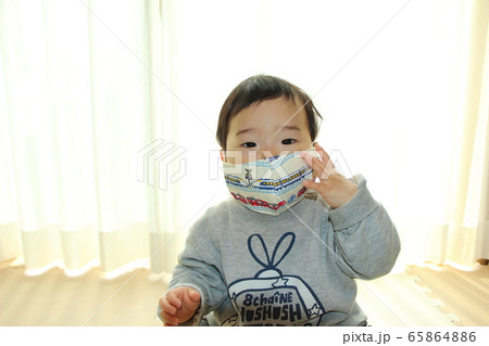布マスクをつける赤ちゃん 65864886