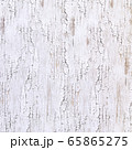背景素材シリーズ---木の壁に白いペンキが塗ってあるが、経年劣化でひびが入り朽ち果てた素材 65865275