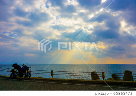 バイクと空と海 65865472