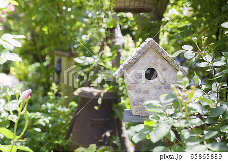 ガーデニングイメージ　モルタル造形の巣箱 65865839