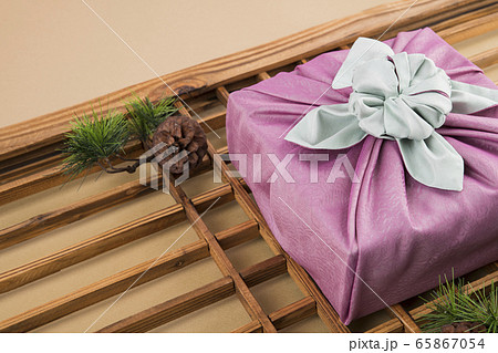 the Korean traditional wrapping cloth, refreshments and greeting card 049 65867054