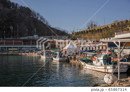 fishing village landscape. fresh fish market at the port in Korea 052 fishing village landscape. fresh fish market at the port in Korea 052 65867314