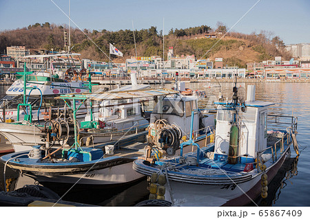 fishing village landscape. fresh fish market at the port in Korea 022 fishing village landscape. fresh fish market at the port in Korea 022 65867409