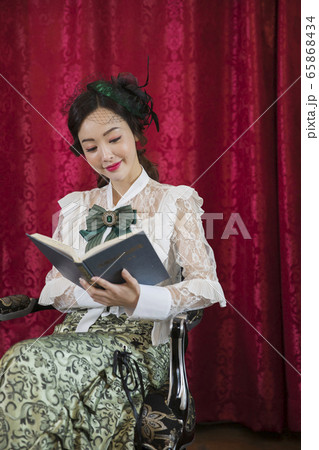 Portrait of female and male in retro fashion and vintage concept 337 65868434