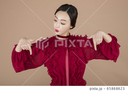 Portrait of female and male in retro fashion and vintage concept 217 65868623